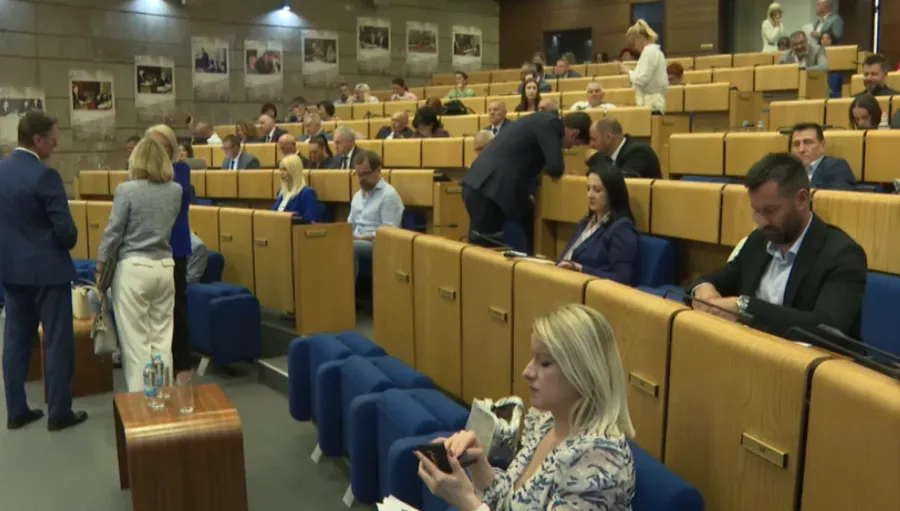 Zmija uočena u sali Federalnog parlamenta, sjednica odgođena Zmija uočena u sali Federalnog parlamenta, sjednica odgođena
