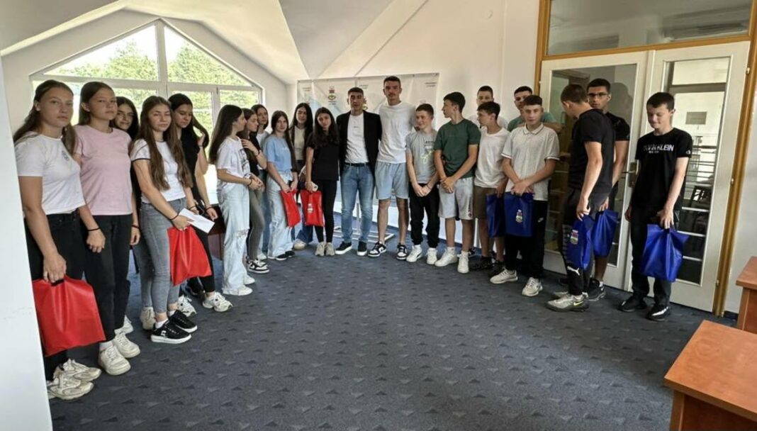 Osmaci: Novčane nagrade za maturante Osmaci: Novčane nagrade za maturante