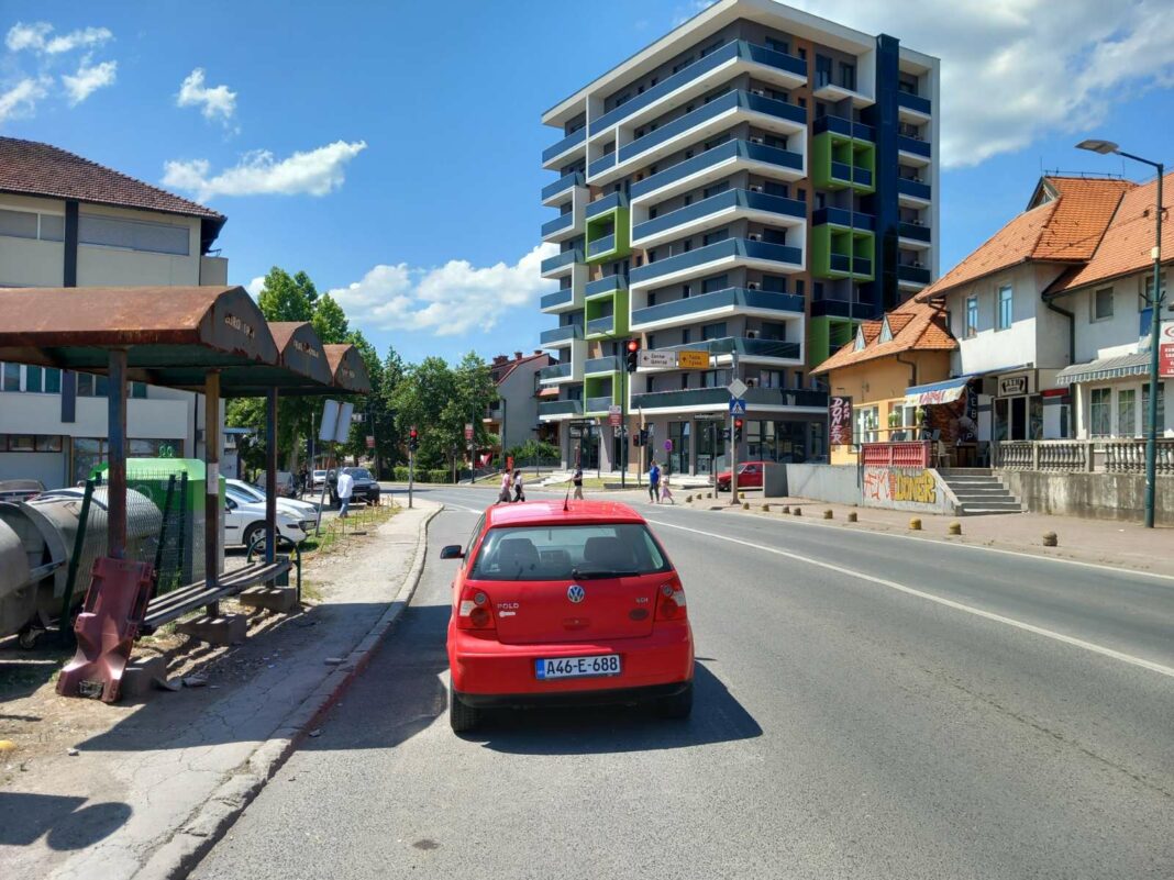 BIHAMK: Saobraća po suhom ili mjestimično vlažnom kolovozu, na dionicama u višim planinskim predjelima smanjena vidljivost zbog magle BIHAMK: Saobraća po suhom ili mjestimično vlažnom kolovozu, na dionicama u višim planinskim predjelima smanjena vidljivost zbog magle