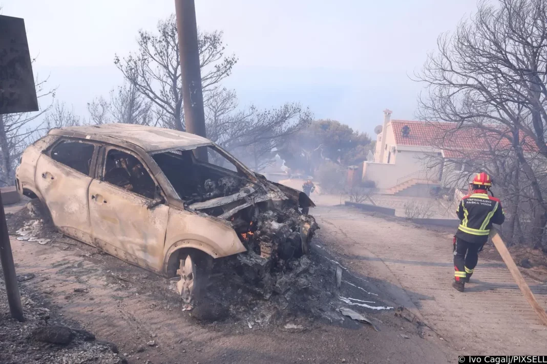 Požar u Dalmaciji, izgorjelo je 20 kuća, automobili u plamenu, turisti bježe Požar u Dalmaciji, izgorjelo je 20 kuća, automobili u plamenu, turisti bježe