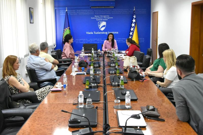 Tuzlanski kanton širi mrežu podrške za rad za opće dobro: Novi partneri u resocijalizaciji osuđenih osoba Tuzlanski kanton širi mrežu podrške za rad za opće dobro: Novi partneri u resocijalizaciji osuđenih osoba