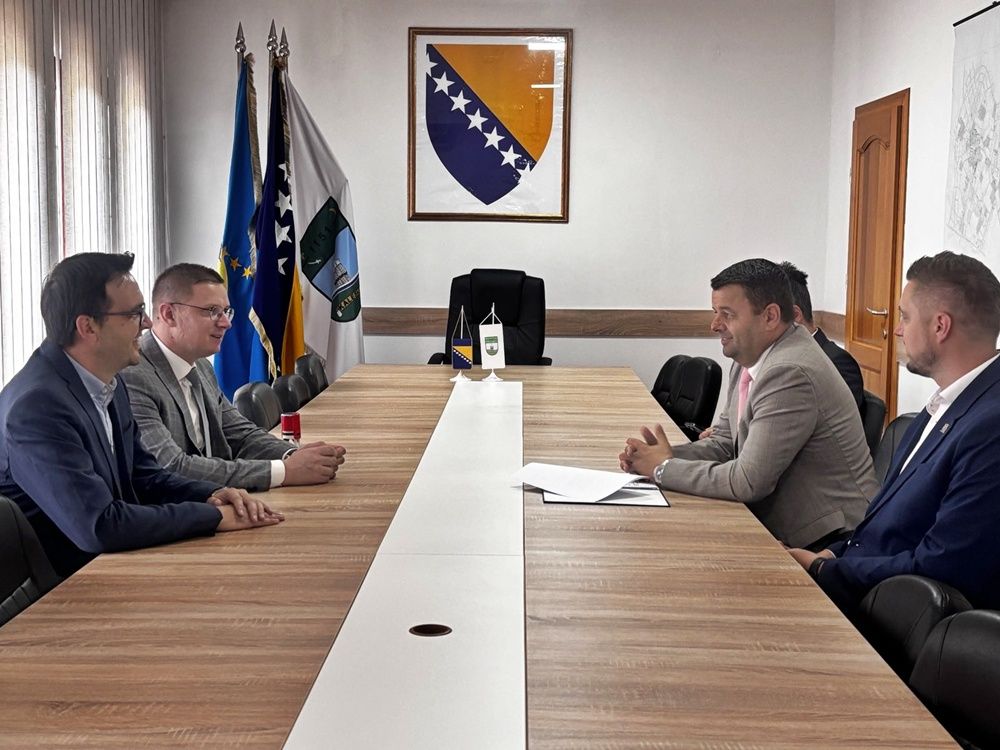 Državni ministar boravio u Kalesiji, potpisan ugovor za izgradnju puta prema Jeginovom Lugu Državni ministar boravio u Kalesiji, potpisan ugovor za izgradnju puta prema Jeginovom Lugu