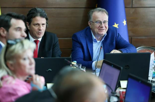 Od 1. jula u FBiH počinje primjena izmjena Zakona o doprinosima: Stopa na teret poslodavca se smanjuje Od 1. jula u FBiH počinje primjena izmjena Zakona o doprinosima: Stopa na teret poslodavca se smanjuje