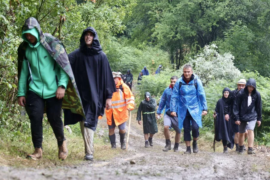 Hiljade učesnika Marša mira danas nastavlja svoj put iz sela Mravinjci prema Potočarima Hiljade učesnika Marša mira danas nastavlja svoj put iz sela Mravinjci prema Potočarima