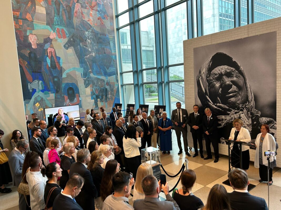 U Ujedinjenim nacijama otvorena izložba “Naslijeđe nade nakon genocida u Srebrenici: Putovanje nove generacije” U Ujedinjenim nacijama otvorena izložba “Naslijeđe nade nakon genocida u Srebrenici: Putovanje nove generacije”