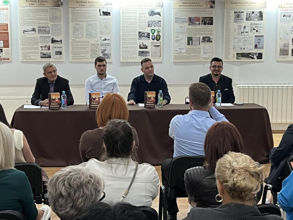 Promovisan roman “Zidovi i mostovi” Omara Hamzića Promovisan roman “Zidovi i mostovi” Omara Hamzića