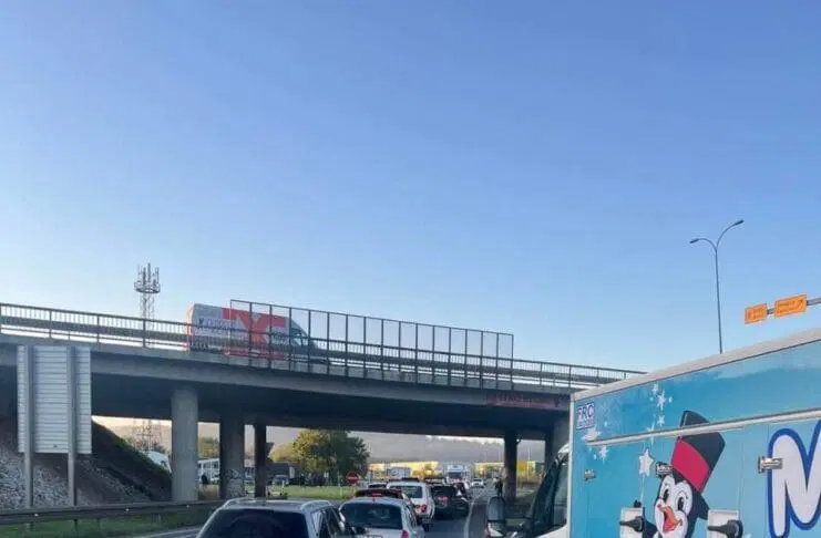 Počeli protesti prevoznika, blokade pojedinih saobraćajnica Počeli protesti prevoznika, blokade pojedinih saobraćajnica
