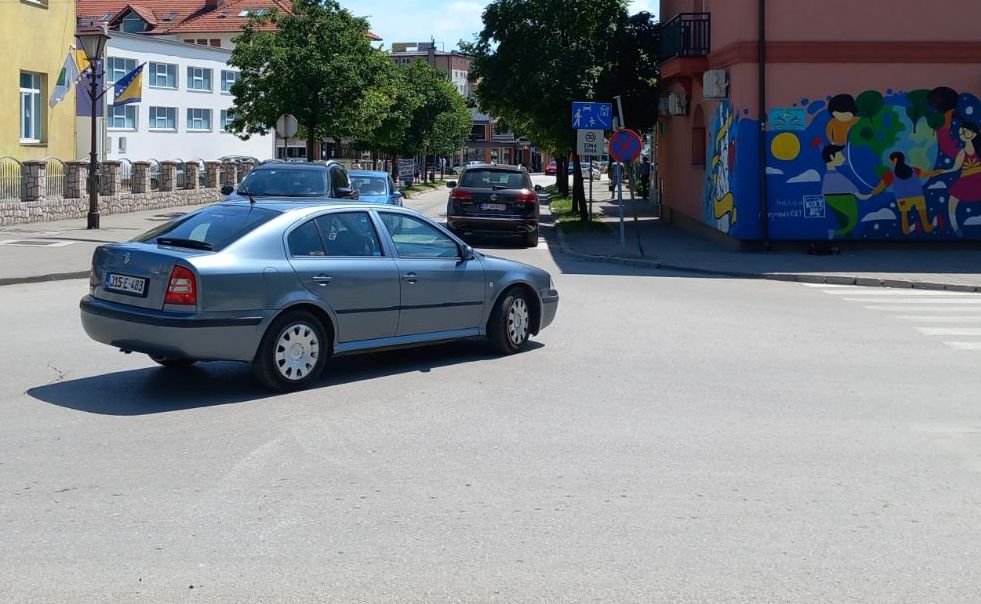 BIHAMK: Na pojedinim dionicama vidljivost smanjena zbog magle ili niske oblačnost BIHAMK: Na pojedinim dionicama vidljivost smanjena zbog magle ili niske oblačnost