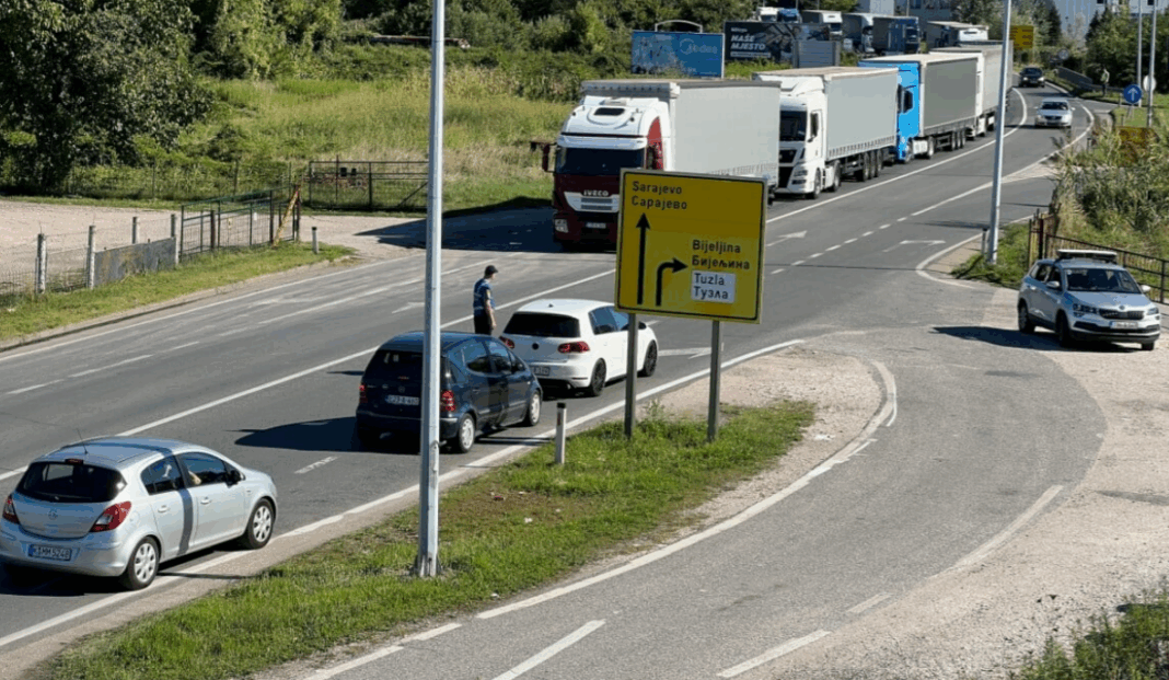 BIHAMK: Prijevoznici nastavljaju s protestima, saobraćaj se odvija otežano BIHAMK: Prijevoznici nastavljaju s protestima, saobraćaj se odvija otežano