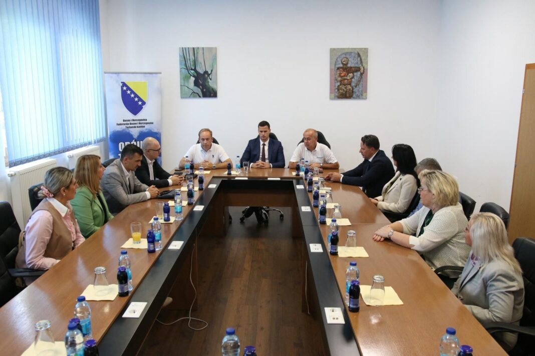 Vlada TK u Teočaku posjetila projekte koji povećavaju kvalitet života građana Vlada TK u Teočaku posjetila projekte koji povećavaju kvalitet života građana