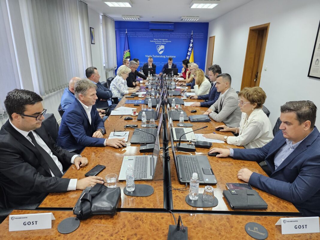 Vlada Tuzlanskog kantona osigurala 2 miliona KM za razvoj lokalnih zajednica Vlada Tuzlanskog kantona osigurala 2 miliona KM za razvoj lokalnih zajednica
