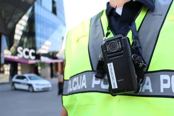 Sarajevski policajci od sutra će na uniformama nositi kamere Sarajevski policajci od sutra će na uniformama nositi kamere