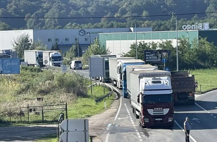 Prevoznici širom BiH u protestima: blokirani teretni terminali, gužve bez incidenata Prevoznici širom BiH u protestima: blokirani teretni terminali, gužve bez incidenata