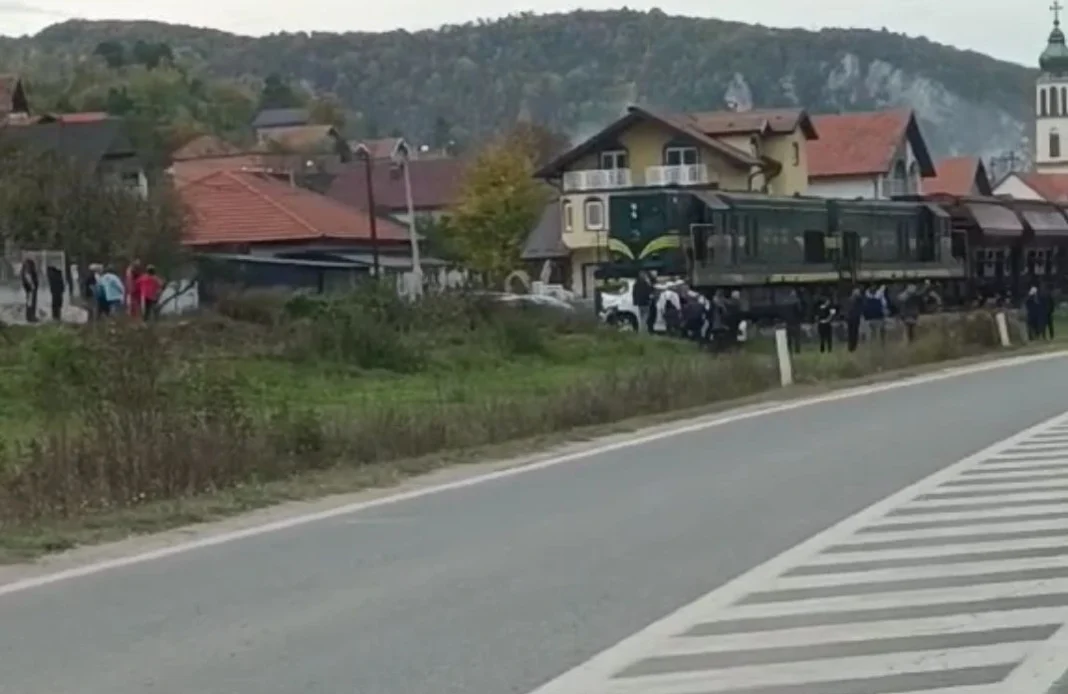 Srebrenik: Sudar automobila i voza – Teško povrijeđen 21-godišnji mladić Srebrenik: Sudar automobila i voza – Teško povrijeđen 21-godišnji mladić