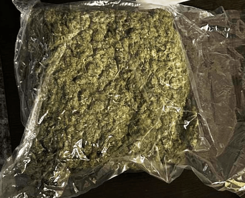 Prilikom pretresa u Lukavcu pronađeno i oduzeto oko 1,1 kg droge, jedna osoba uhapšena Prilikom pretresa u Lukavcu pronađeno i oduzeto oko 1,1 kg droge, jedna osoba uhapšena