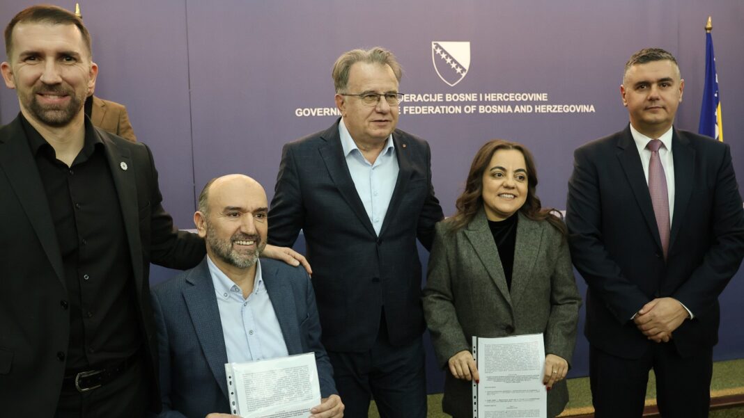 U Vladi Federacije BiH uručeni ugovori o poticajima za zapošljavanje osoba s invaliditetom U Vladi Federacije BiH uručeni ugovori o poticajima za zapošljavanje osoba s invaliditetom