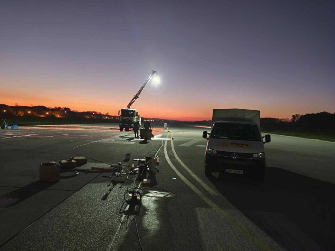 Na Međunarodnom aerodromu Tuzla u toku instalacija rasvjete centralne linije; Na Međunarodnom aerodromu Tuzla u toku instalacija rasvjete centralne linije;