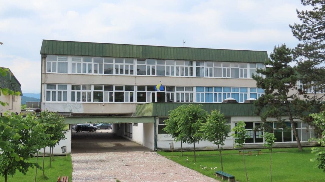 Učenici u TK minutom šutnje odaju počast stradalima u požaru u Domu penzionera Učenici u TK minutom šutnje odaju počast stradalima u požaru u Domu penzionera