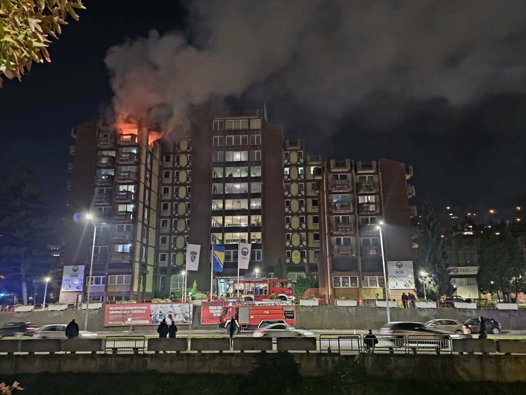 Preliminarno: Najmanje 11 osoba poginulo u požaru u Domu penzionera Tuzla, 35 povrijeđeno, istraga u toku Preliminarno: Najmanje 11 osoba poginulo u požaru u Domu penzionera Tuzla, 35 povrijeđeno, istraga u toku