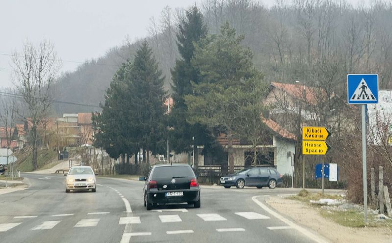 BIHAMK: Saobraća se po mokrom kolovozu, na dionicama u višim planinskim predjelima mjestimično ima poledice BIHAMK: Saobraća se po mokrom kolovozu, na dionicama u višim planinskim predjelima mjestimično ima poledice