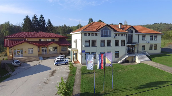 Dvojica policajaca kažnjena novčano za premlaćivanje maloljetnika u Osmacima, ostali oslobođeni Dvojica policajaca kažnjena novčano za premlaćivanje maloljetnika u Osmacima, ostali oslobođeni