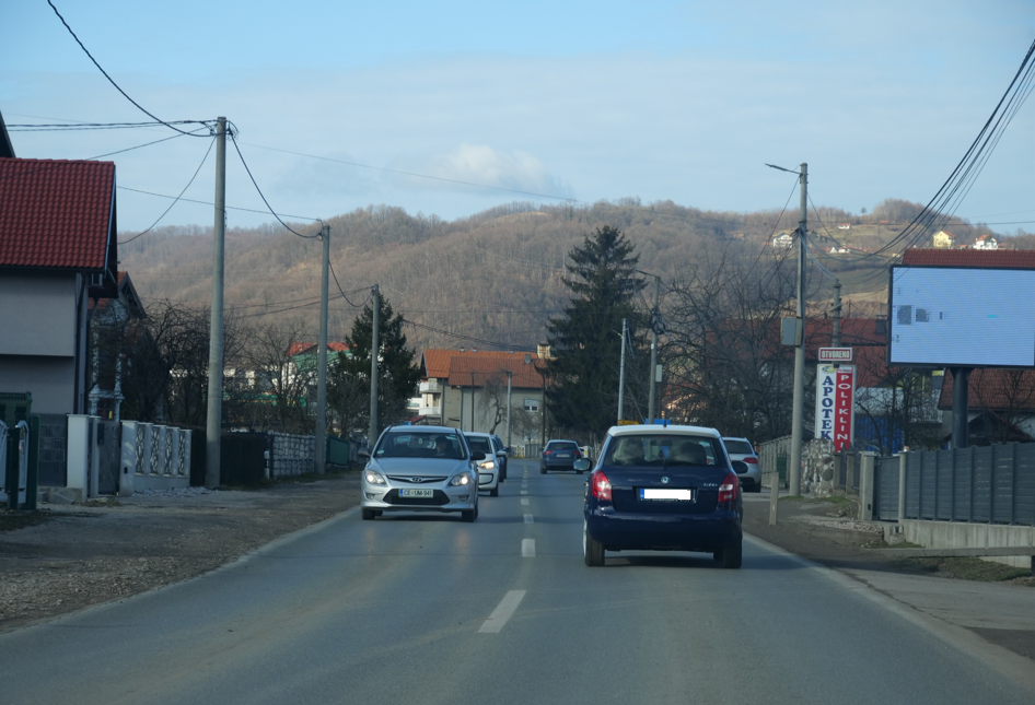 BIHAMK: Saobraća se po suhom ili vlažnom kolovozu, u višim planinskim predjelima mogući nailasci na zaleđene lokalitete BIHAMK: Saobraća se po suhom ili vlažnom kolovozu, u višim planinskim predjelima mogući nailasci na zaleđene lokalitete