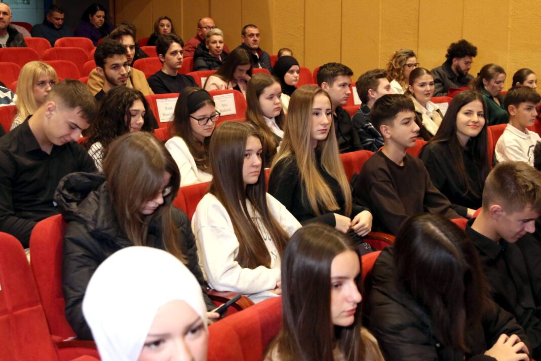 Promovisani učenici generacije osnovnih i srednjih škola TK Promovisani učenici generacije osnovnih i srednjih škola TK