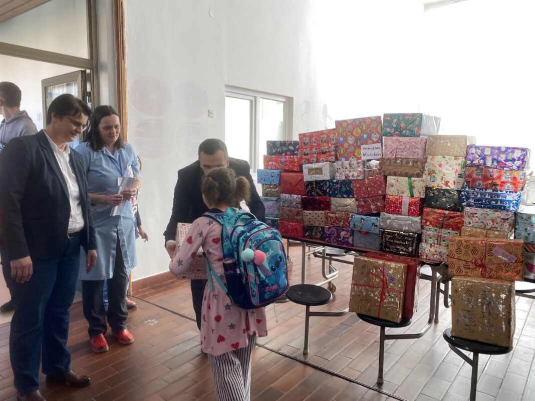 Delegacija Vlade TK obradovala paketićima djecu u tri javne ustanove Delegacija Vlade TK obradovala paketićima djecu u tri javne ustanove