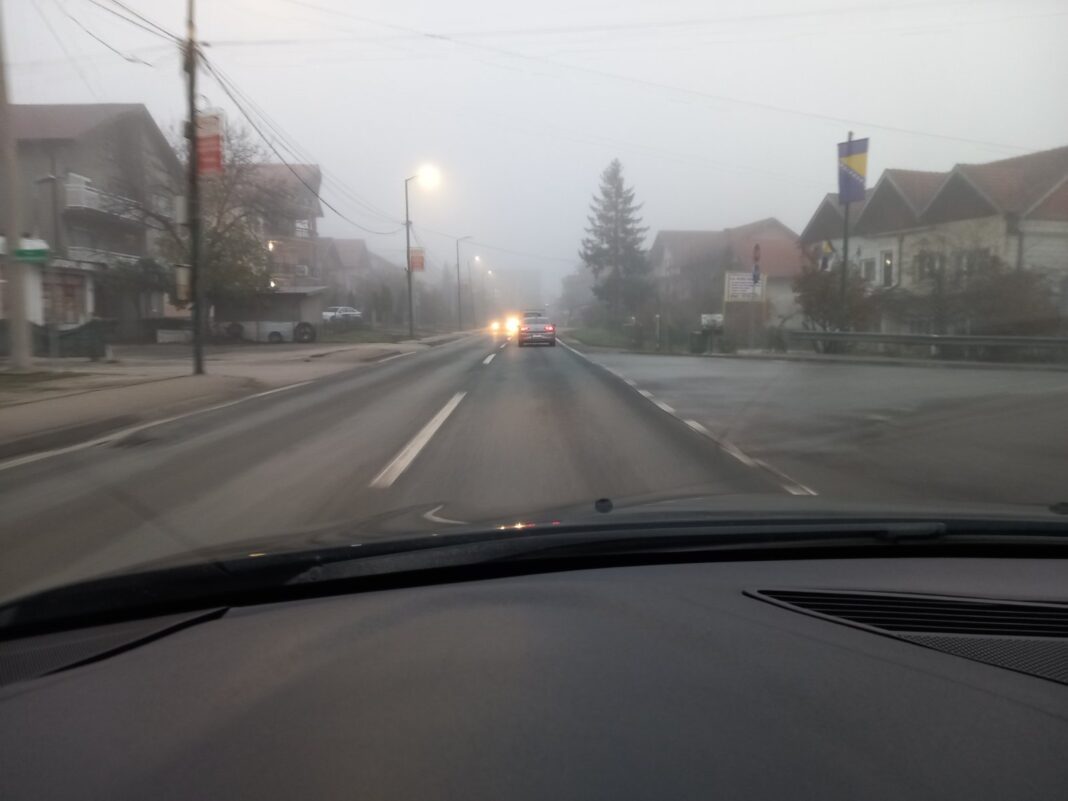 BIHAMK: Kolovoz vlažan ili mokar, usljed oblačnog vremena, lokalne kiše i magle vidljivost smanjena BIHAMK: Kolovoz vlažan ili mokar, usljed oblačnog vremena, lokalne kiše i magle vidljivost smanjena