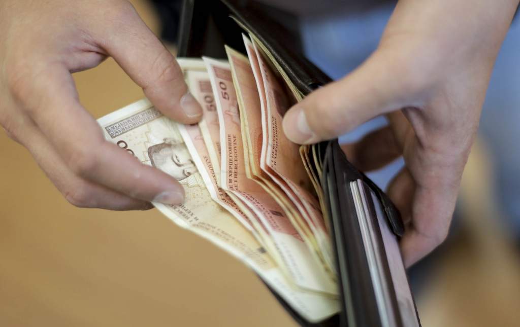 Privrednici u FBiH upozoravaju na posljedice povećanja minimalne plate bez rasterećenja privrede Privrednici u FBiH upozoravaju na posljedice povećanja minimalne plate bez rasterećenja privrede