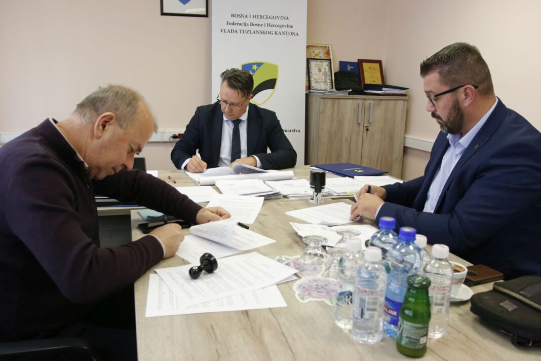 Finansirani projekti vodosnabdijevanja i poljoprivede u Teočaku i Srebreniku Finansirani projekti vodosnabdijevanja i poljoprivede u Teočaku i Srebreniku