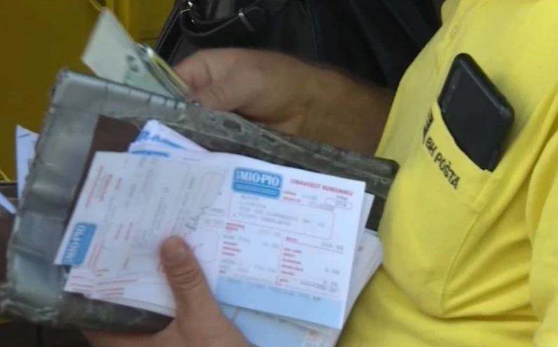 Ukoliko na vrijeme ne podignete penzionerski ček u banci, može vam se obustaviti isplata penzije Ukoliko na vrijeme ne podignete penzionerski ček u banci, može vam se obustaviti isplata penzije