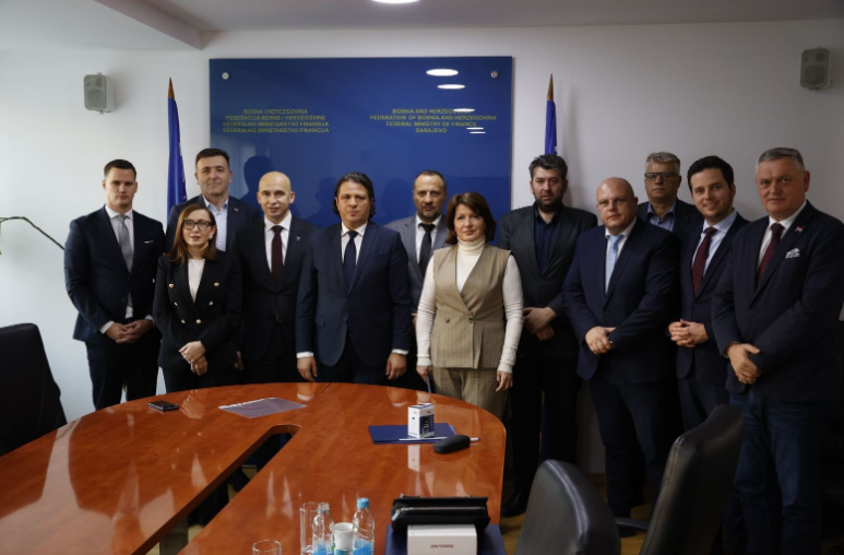 Dopremijer Kraljević potpisao ugovore s kantonima o dodjeli 200 miliona KM podrške Vlade Federacije BiH tom nivou vlasti Dopremijer Kraljević potpisao ugovore s kantonima o dodjeli 200 miliona KM podrške Vlade Federacije BiH tom nivou vlasti