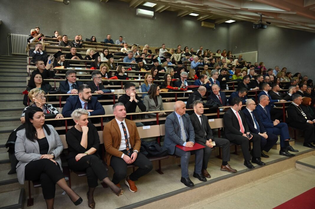 Svečanost Univerziteta u Tuzli obilježena dodjelom priznanja studentima i profesorima Svečanost Univerziteta u Tuzli obilježena dodjelom priznanja studentima i profesorima