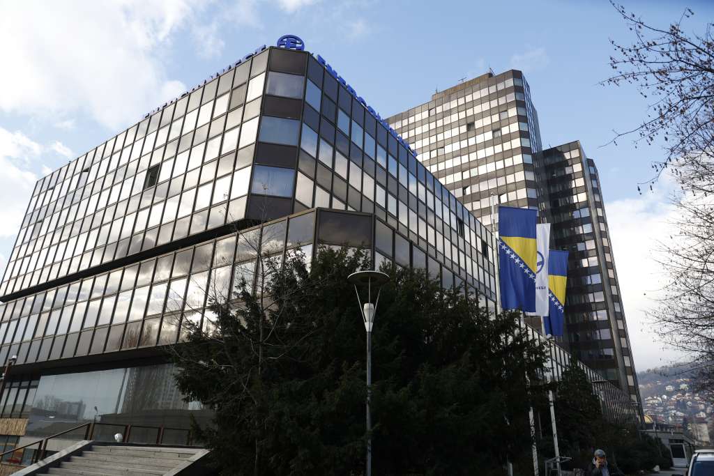 POSKOK vrši pretrese u uredu premijera FBiH Nermina Nikšića POSKOK vrši pretrese u uredu premijera FBiH Nermina Nikšića