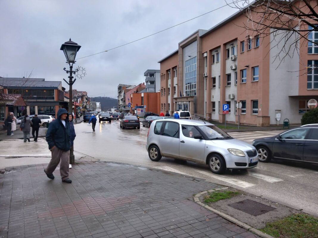 BIHAMK: Saobraća se po mokrom ili vlažnom kolovozu, magla i niska oblačnost smanjuju vidljivost na pojedinim dionicama BIHAMK: Saobraća se po mokrom ili vlažnom kolovozu, magla i niska oblačnost smanjuju vidljivost na pojedinim dionicama