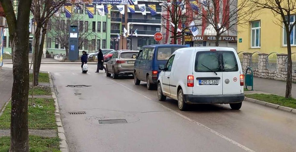 BIHAMK: Na pojedinim dionicama vidljivost smanjena zbog magle, u višim predjelima moguća poledica BIHAMK: Na pojedinim dionicama vidljivost smanjena zbog magle, u višim predjelima moguća poledica