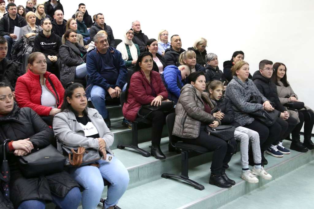 Za stipendiranje učenika i studenata s invaliditetom u TK-a izdvojeno više od 80.000 KM Za stipendiranje učenika i studenata s invaliditetom u TK-a izdvojeno više od 80.000 KM
