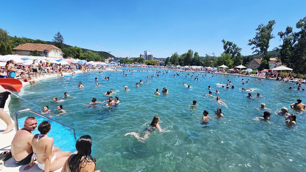 Ženama u burkiniju od sljedeće sezone dozvoljeno kupanje na Panonskim jezerima Ženama u burkiniju od sljedeće sezone dozvoljeno kupanje na Panonskim jezerima