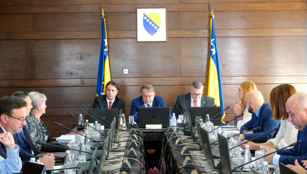 Reformske mjere Vlade FBiH u 2025. godini: Veće plaće i socijalne naknade, očuvanje radnih mjesta, podrška radnicima i privredi, suzbijanje sive ekonomije Reformske mjere Vlade FBiH u 2025. godini: Veće plaće i socijalne naknade, očuvanje radnih mjesta, podrška radnicima i privredi, suzbijanje sive ekonomije