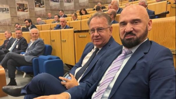 Nikšić povukao sporni Isakov zakon o policijskim službenicima Nikšić povukao sporni Isakov zakon o policijskim službenicima