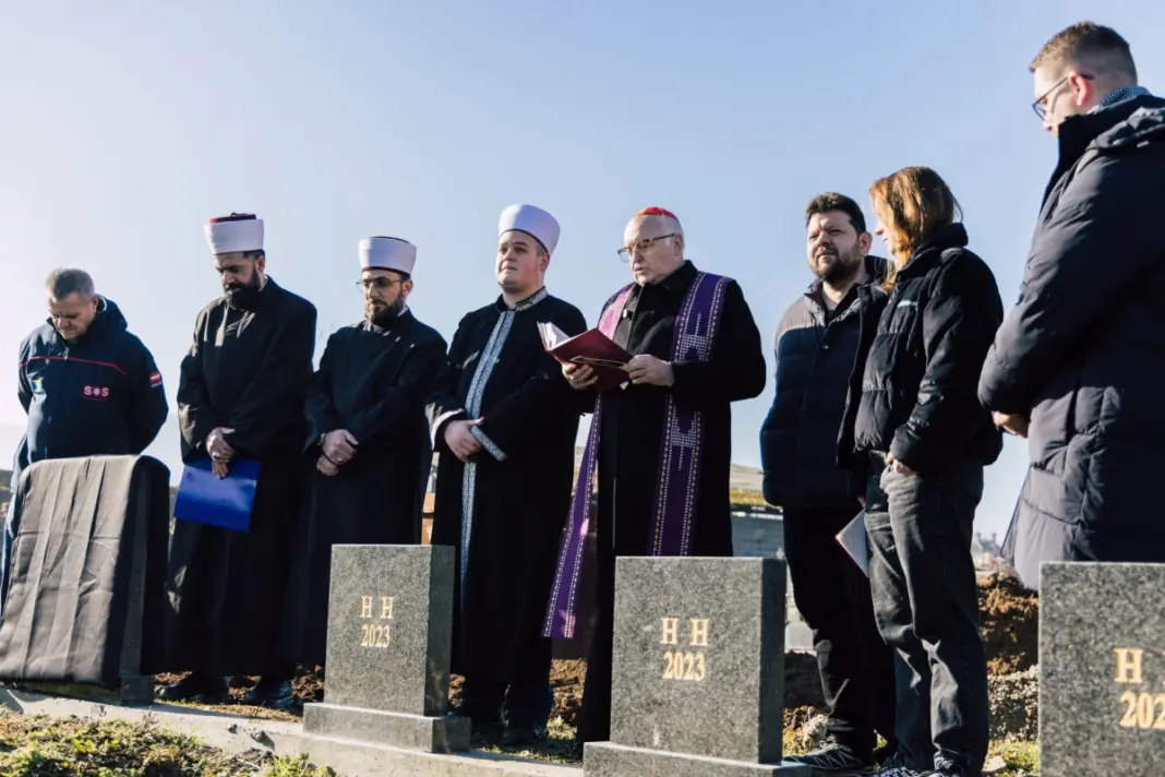 Na granici BiH i Srbije obilježeni grobovi 28 migranata: “Njihov jedini grijeh su preslabi pasoši” Na granici BiH i Srbije obilježeni grobovi 28 migranata: “Njihov jedini grijeh su preslabi pasoši”