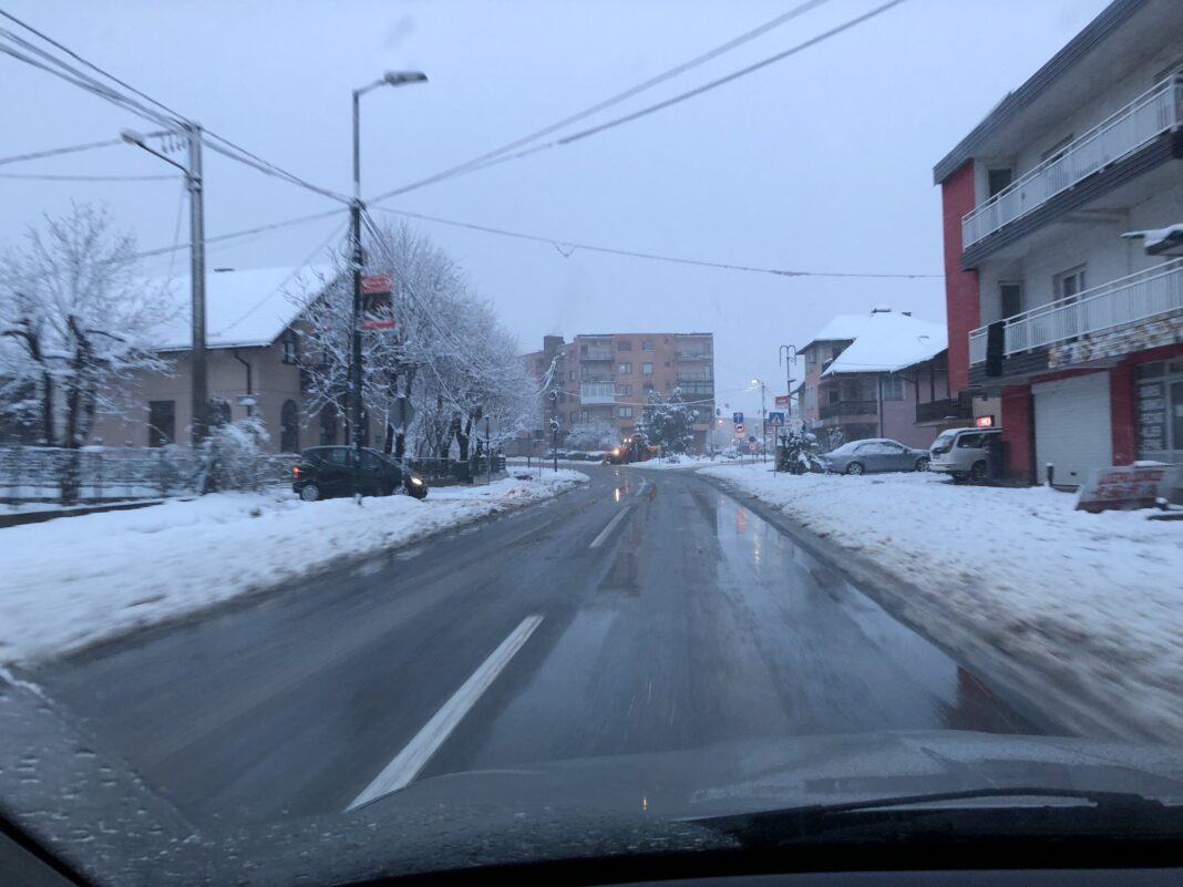 BIHAMK: U višim planinskim predjelima ugažen snijeg ili led na kolovozu BIHAMK: U višim planinskim predjelima ugažen snijeg ili led na kolovozu