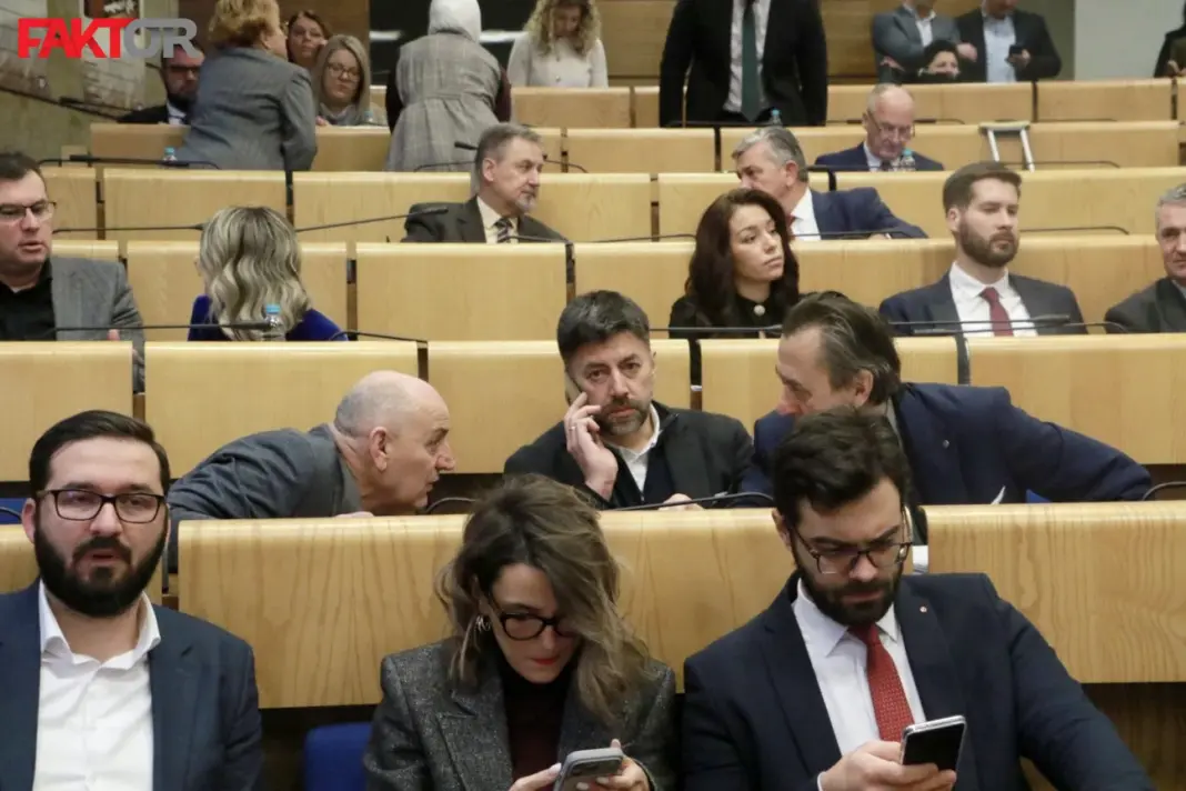 Građanima 640 sa biroa, a parlamentarcima “bijeli hljeb” od najmanje 4.000 KM mjesečno, fali još regres za nerad Građanima 640 sa biroa, a parlamentarcima “bijeli hljeb” od najmanje 4.000 KM mjesečno, fali još regres za nerad