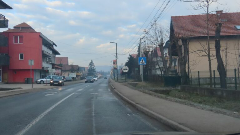BIHAMK: Saobraća se po mjestimično mokrom ili vlažnom kolovozu, magla i niska oblačnost smanjuju vidljivost BIHAMK: Saobraća se po mjestimično mokrom ili vlažnom kolovozu, magla i niska oblačnost smanjuju vidljivost