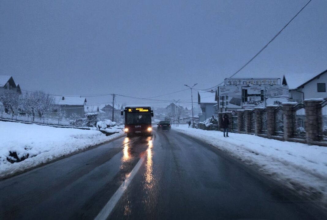 BIHAMK: Saobraća se otežano i usporeno, na većini planinskih prevoja prisutan ugažen ili raskvašen snijeg BIHAMK: Saobraća se otežano i usporeno, na većini planinskih prevoja prisutan ugažen ili raskvašen snijeg