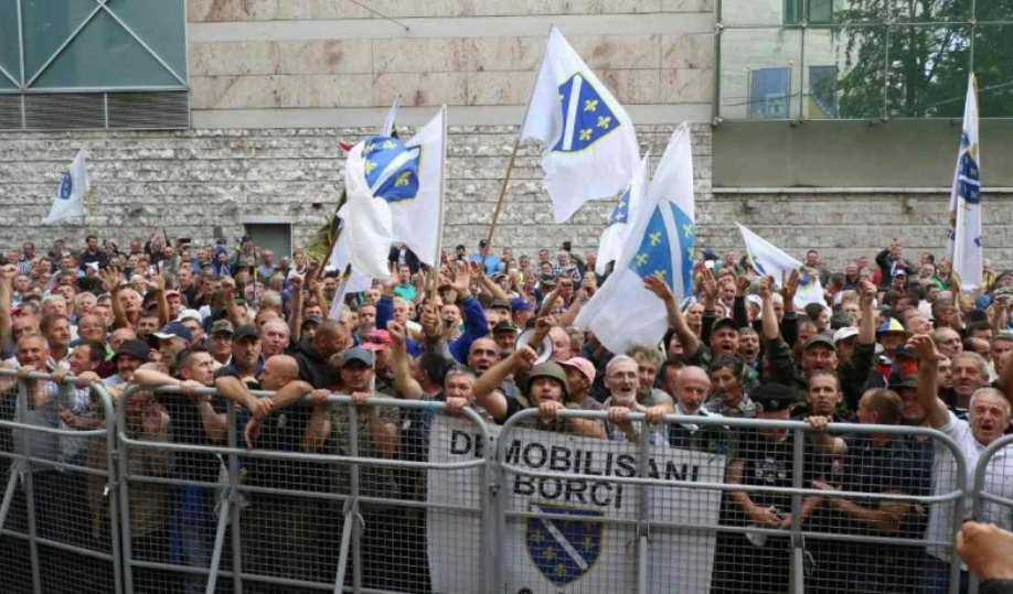 Izmjene Zakona o dobitnicima ratnih priznanja: Sa koliko godina i staža idu u penziju, koliko smije biti najniža penzija Izmjene Zakona o dobitnicima ratnih priznanja: Sa koliko godina i staža idu u penziju, koliko smije biti najniža penzija