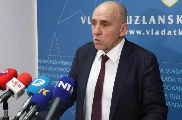 Tulumović se nakon optužnice povlači sa stranačkih funkcija SDA u TK, ali ostaje u Parlamentu BiH Tulumović se nakon optužnice povlači sa stranačkih funkcija SDA u TK, ali ostaje u Parlamentu BiH