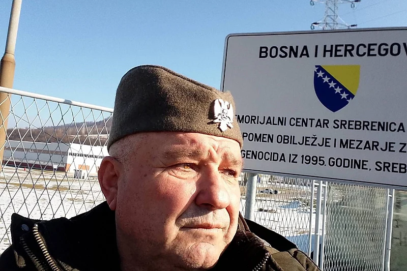 Nove provokacije ispred Memorijalnog centra u Srebrenici Nove provokacije ispred Memorijalnog centra u Srebrenici