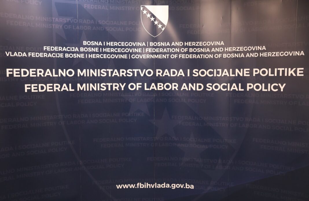 Skoro 94 posto sredstava ove godine direktno planirano za naknade i podršku građanima Skoro 94 posto sredstava ove godine direktno planirano za naknade i podršku građanima